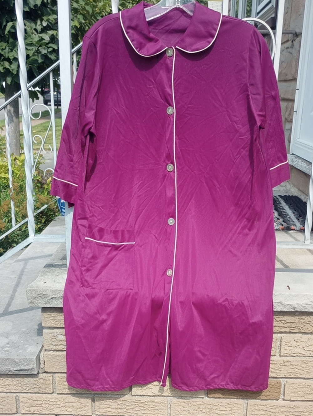 Plum Purple Lightweight Vintage Retro Robe w/ White Trim & Rounded Collar, Med?